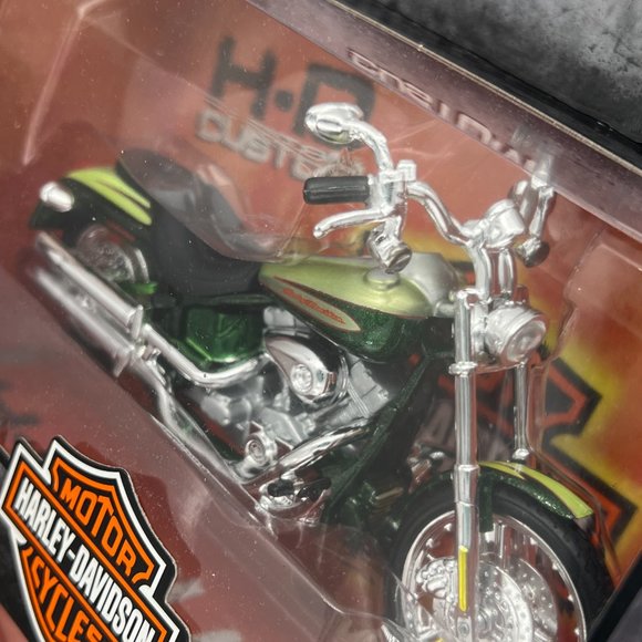 2004 Harley-Davidson FXSTDSE CVO Green Series 37 Maisto Motorcycle 1:18 - Picture 2 of 6